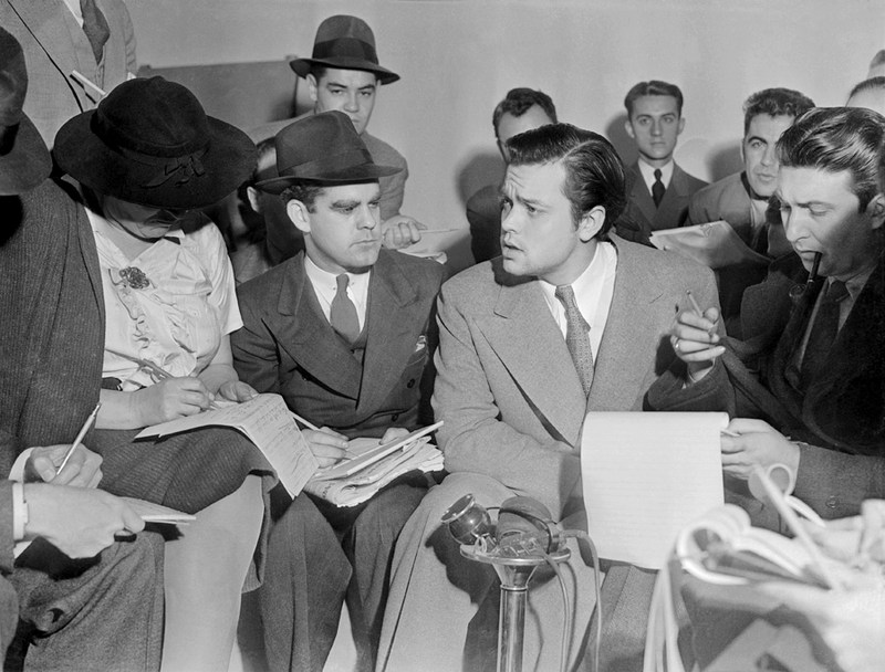 Imagen: Orson Wells dando explicaciones a los medios tras el programa. Wikimedia Commons